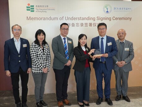 EdUHK representatives present souvenirs to The High School Attached to Zhejiang University