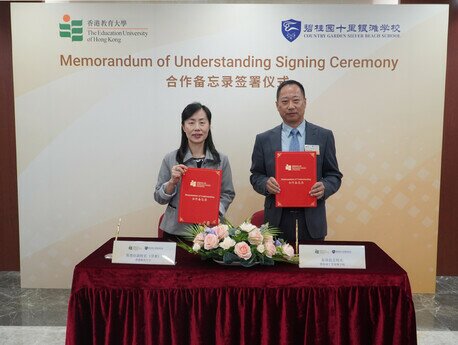 EdUHK Vice President (Academic) Professor May Cheng May-hung signs the MoU with Mr Yuan Qing Chen, Chief Principal of Country Garden Silver Beach School 