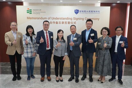 (From left) Mr Langton Cheung Yung-pong, Ms Mandy Au Yuen-yee, Dr Kevin Kam Wai-keung, and Professor May Cheng May-hung of EdUHK; Mr Yuan Qing Chen, Mr Lu Jia jie, Ms Liu Jing, and Mr Fan Hong-Jun of Country Garden Silver Beach School