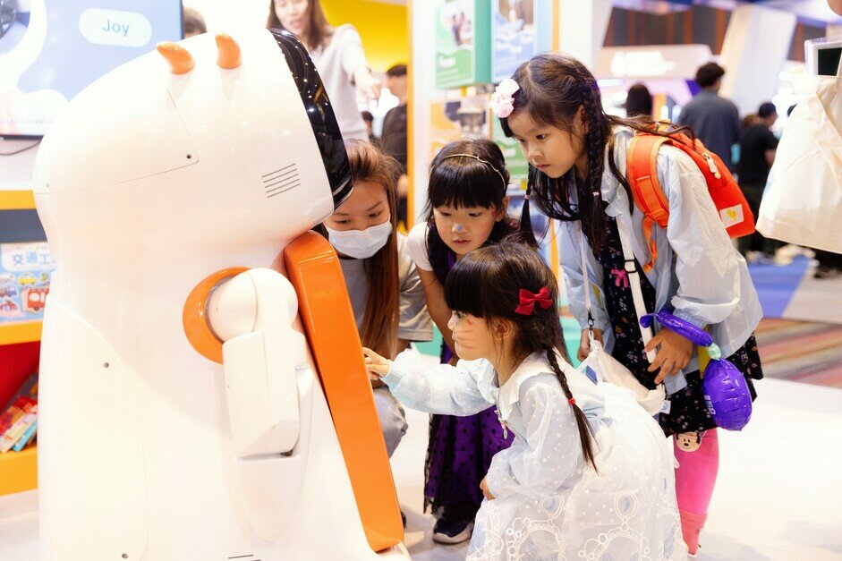 Storytelling Social Robot engaged children in language development