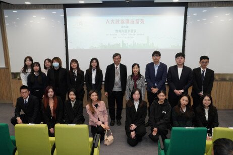 Professor John Lee Chi-Kin and Professor May Cheng May-Hung took a group photo with EdUHK students