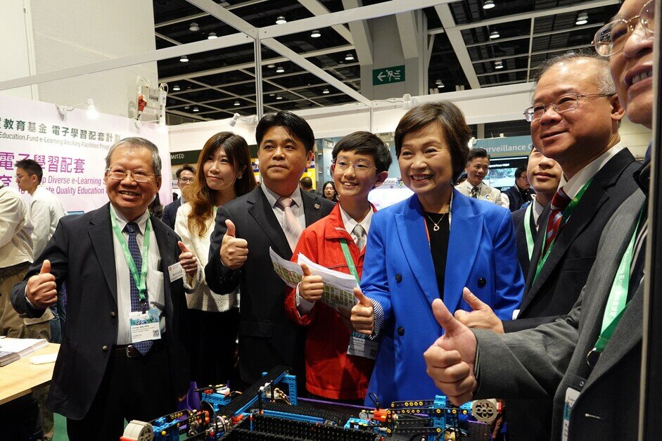 Dr Peter Wan (third left), Associate Professor in the Department of C&I, EdUHK; Dr Choi Yuk-lin (third right), Secretary for Education; Ms Cherry Lee (second left), Head of HKPC Academy; and official EDB representatives