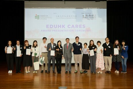 EdUHK President Prof Lee (middle) and LHF President Ms. Ho (seventh from the left), LHF Vice President Mr. Clifford Chow (sixth from the left) take photos with guests and Student Award recipients