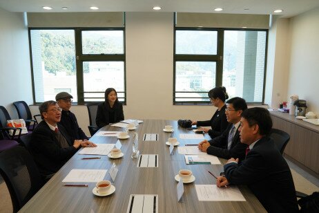 The CCNU delegation meets with EdUHK members