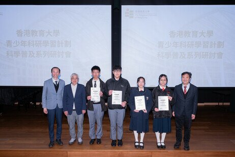 Professor So Kwok-Fai and Professor Yung Kin-lam present certificates to four secondary school students who participated in the pioneering activity in July 2024