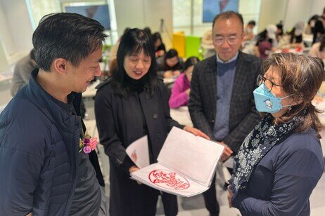 Dr Trevor Ng observes the paper-cutting workshop