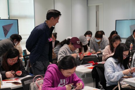 Dr Trevor Ng observes the paper-cutting workshop