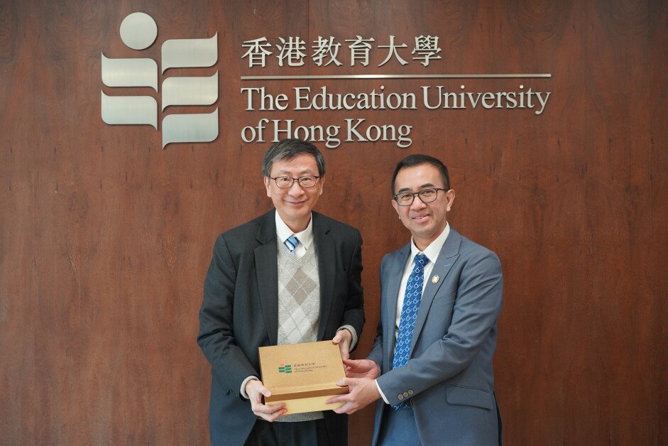 EdUHK President Professor John Lee Chi-Kin (left) presents a souvenir to UBD’s Vice Chancellor and President, Dr Hazri Kifle (right)