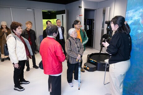 Alumni on a guided tour of the Mong Man Wai Library to learn about its services and the latest teaching assistance facilities