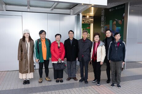 Alumni visit the exhibition "Cultivating Souls and Enlightening Wisdom – An Exhibition of Textbooks for Primary and Secondary Schools"