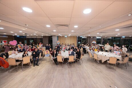 Dr Fong, alumni and guests at the ‘EdUHK Alumni Reunion Dinner’