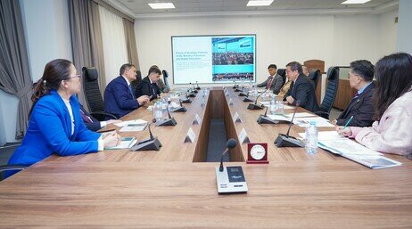 Mr Sayasat Nurbek, Minister of Science and Higher Education of the Republic of Kazakhstan receives Professor Lee and the EdUHK delegation