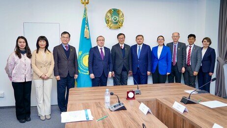 Mr Sayasat Nurbek, Minister of Science and Higher Education of the Republic of Kazakhstan receives Professor Lee and the EdUHK delegation