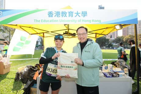 Acting President Professor Chetwyn Chan Che-hin shows appreciation by handing out goodie bags after the race