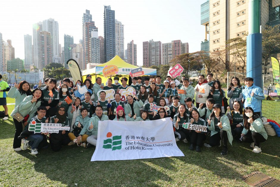 EdUHK set up a meeting point booth at the Causeway Bay Sports Ground to serve as a dedicated space for the runners to recharge and provide a gathering point for the EdUHK family