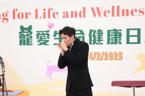 Alumnus Mr Gordon Lee Chun-lok performs harmonica