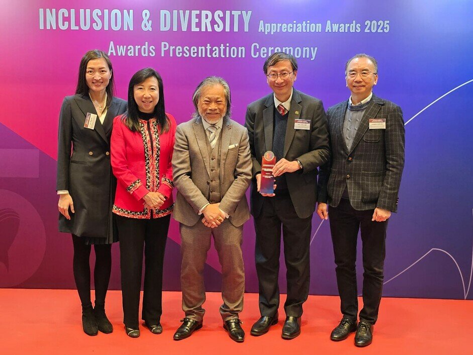 EdUHK President & CRSE Director Prof Lee (2nd right), LHF President Ms Ho (2nd left), Dialogue in the Dark (Hong Kong) Foundation CEO Dr Szeto (centre), CRSE Co-Director Dr Jiang (1st left) and Professional Consultant Mr Cheung (1st right)