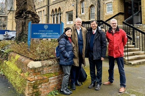 李子建教授和鄭美紅教授與牛津大學教育系榮休教授John Furlong，OBE （左二）與Trevor Mutton教授（右一）會面