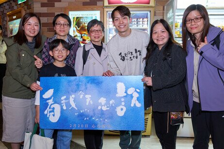 電影主演吳祉昊先生（右三）和小演員鄭俊希（左二）與九龍灣聖若翰天主教小學前任校長胡艷芬女士（左四）及教師們合影。吳祉昊先生是九龍灣聖若翰天主教小學的校友