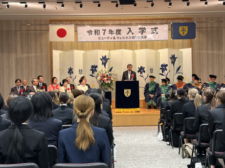 李子建教授在美容健康专门学校入学典礼上发表讲话