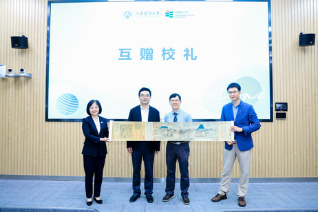山东财经大学赠与教大鹊华秋色图（左一：山东财经大学公共管理学院院长贾海彦； 左二：山东财经大学副校长彭红枫；左三：教大教育政策与领导学系副系主任李泰开； 右一：山东财经大学国际交流与合作处处长杨春晓 ）