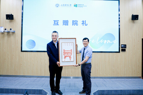 山东财经大学公共管理学院赠与教大教育政策与领导学系朱砂画