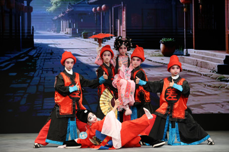 Students from Beihai Primary School perform Chuncao Breaks into the Courtroom