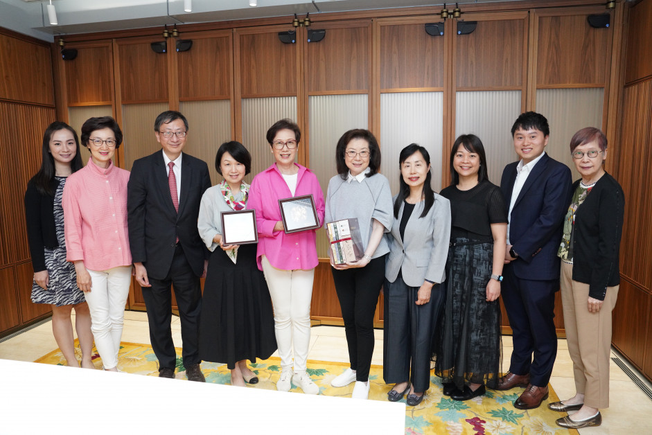 教大致送纪念品予顾积善堂慈善基金及霍奂枝女士