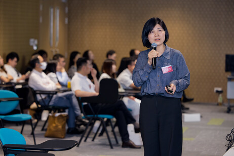 Ms Bi Wen-feng, teacher of the Primary and High School Affiliated to Qufu Normal University gives a talk