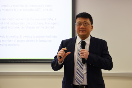 教大社会科学与政策研究学系副教授谭伟强博士发表题为《Financial literacy and online shopping behavior》的演讲