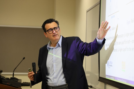 安达鲁西亚罗耀拉大学经济学教授、罗耀拉行为实验室主任Pablo Brañas Garza发表精彩的主题演讲。