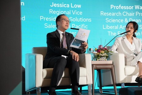 陳智軒教授主持的論壇，題為「以數據為動力：為變革的世界制定大學策略」