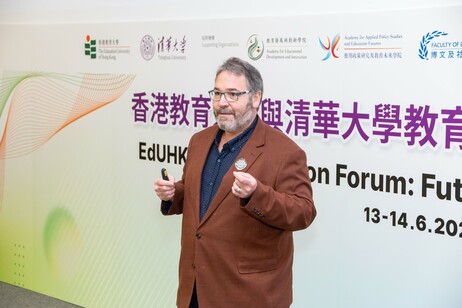 蒙纳士大学教育学院数码未来教授Michael Henderson进行主题演讲