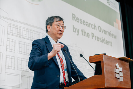 The President, Professor John Lee Chi-Kin, provides the University’s research overview for the RGC members