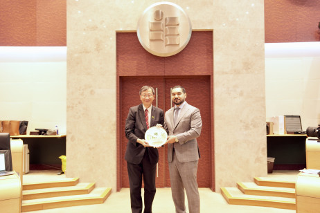 EdUHK President, Professor John Lee Chi-Kin (left), presents a souvenir to H.E. Shaikh Saoud Al Mualla, Consul General of the UAE in Hong Kong (right)