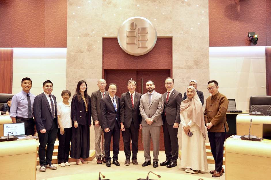 H.E. Shaikh Saoud Al Mualla, Consul General of the UAE in Hong Kong (fifth from the right), visits EdUHK