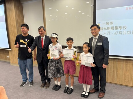  Distinguished guests present awards to the winners.