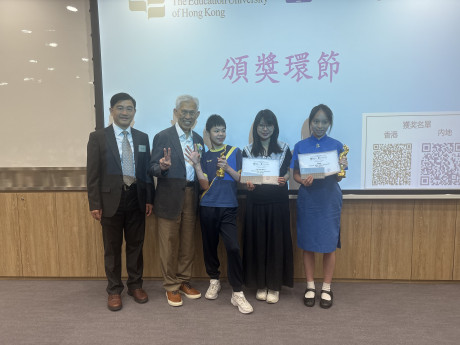 Mr Sam Tin Hing-sin (second from the left), Director of the Tin Ka Ping Foundation presents awards to the winners.