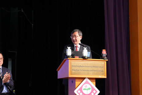 教大校長李子建教授為活動致辭，強調同學們要擁抱AI，積極裝備自己，迎接AI新時代的挑戰