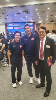 教大学校协作及体验事务处总监甘伟强博士（右）、体操教练石伟雄校友（左）、田径教练张宇浩（中）出席授旗仪式