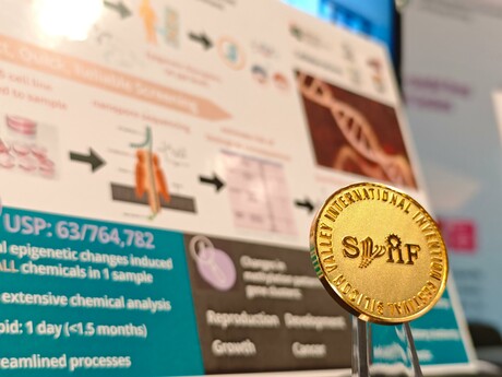 胡绍燊教授以纳米感测技术快速筛查食品、健康护理产品、消费品及环境基质中的表观遗传干扰物的项目，获颁金奖