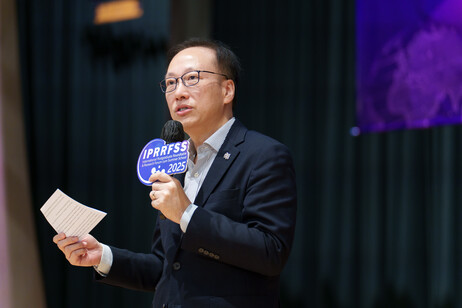 教大副校长（研究及发展）陈智轩教授在欢迎与会者出席活动