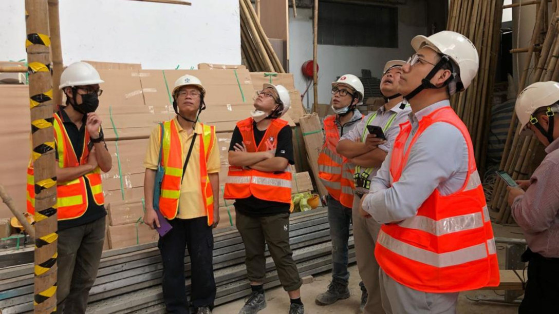 Kevin（右一）曾任安全主任，毅然決定轉跑道成為講師，並在教大深造教育博士