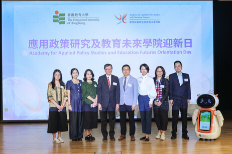 李教授與高級公共行政及領導碩士課程的第一屆畢業生合照。校友正積極籌備成立課程的獎學金，回饋母校及支持學生發展