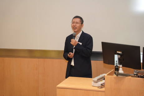 Professor Lu Chunming from Beijing Normal University delivers keynote speech 