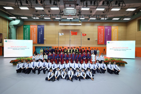 教大学生联同教大赛马会小学学生组成升旗队