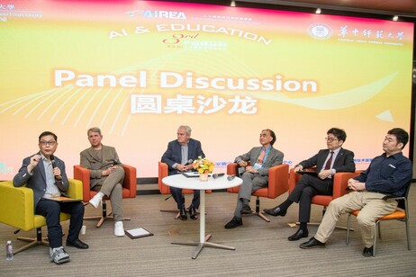 教大徐貫東教授（左一）主持圓桌討論，與柏林洪堡大學Niels Pinkwart教授（左二）、日本國立室蘭工業大學董冕雄教授（右二）、華中師範大學羅恆教授（右一）、嶺南大學林敬新教授（右三）以及查爾斯達爾文大學Jon Mason副教授（左三），就人工智能時代的教育機遇與挑戰進行深入交流