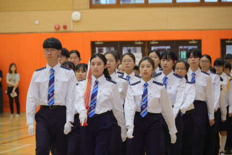 A team formed by EdUHK students raises the national, regional and university flags during the ceremony