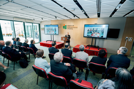 Director of Artificial Intelligence and Digital Competency Education Centre Professor Kong Siu-cheung gives a presentation on EdUHK research into computational thinking development and the use of Artificial Intelligence tools for subject learning