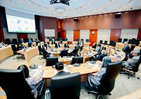 The UGC delegation listens to the presentation by EdUHK senior management